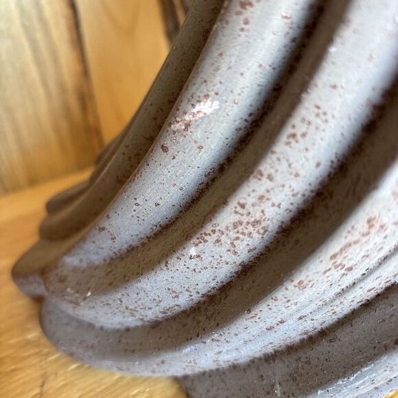 “Woman of the Wind" or "Moderne Frauenbüste Mit Langem Haar Aus Steinguss” - Picture 12 of 14